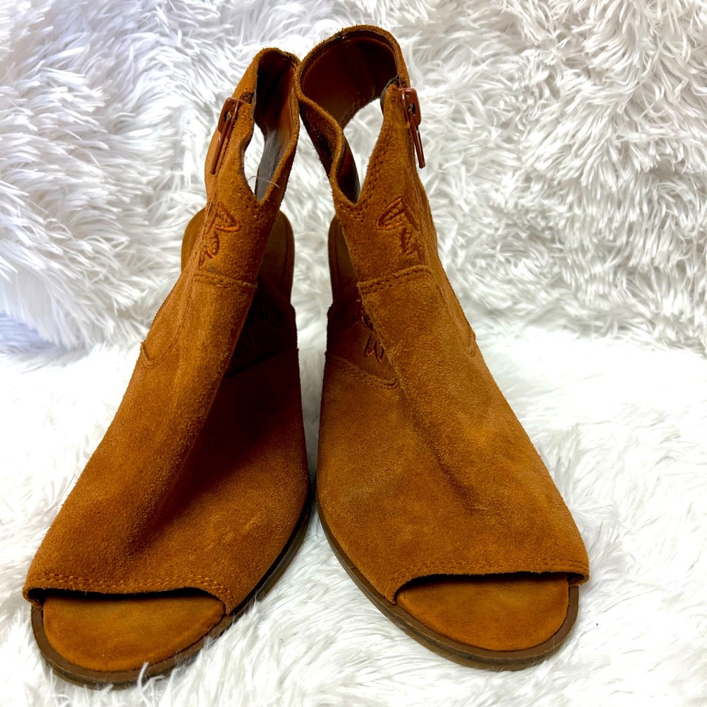 Open toe heeled booties